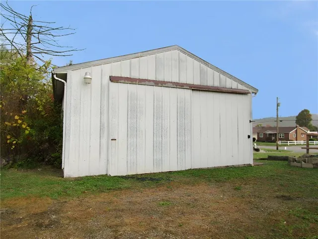 a view of a house with backyard