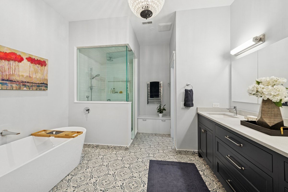 2661 North Dayton Street Chicago, IL 60614 - Photo 17 of 41 a bathroom with a tub sink and mirror