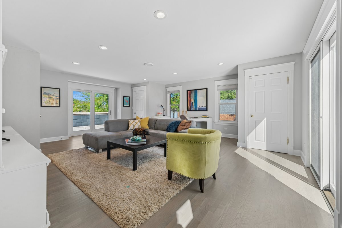 2661 North Dayton Street Chicago, IL 60614 - Photo 25 of 41 a living room with furniture a window and a table