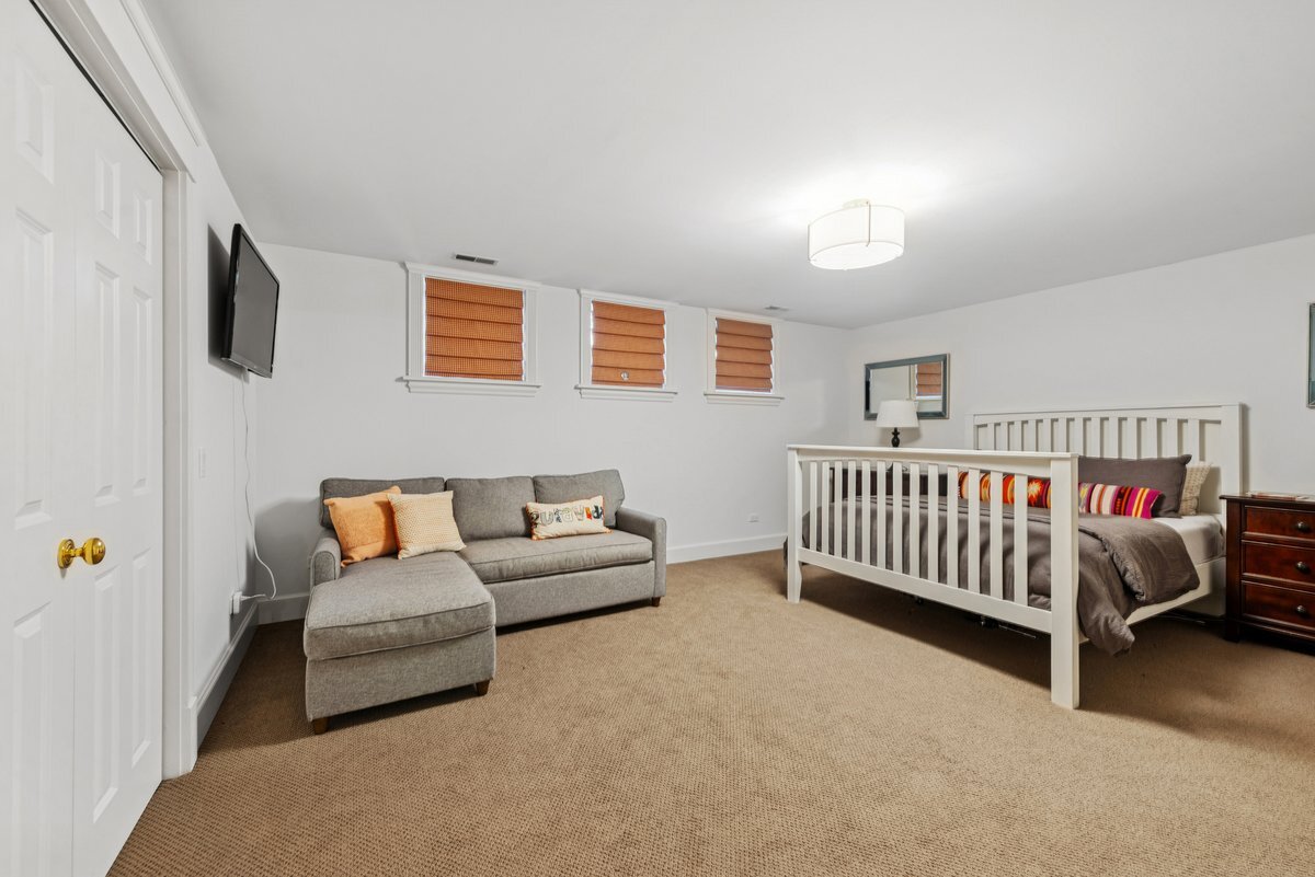 2661 North Dayton Street Chicago, IL 60614 - Photo 33 of 41 a bedroom with furniture and a couch