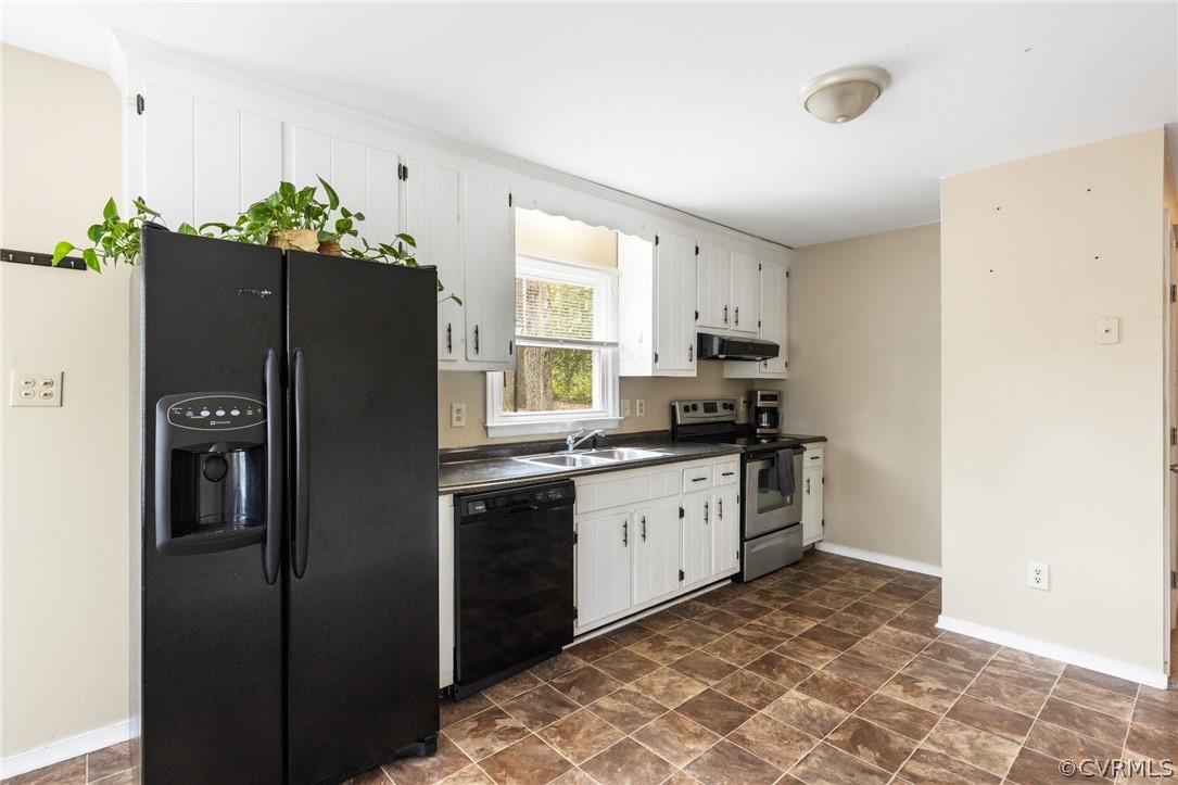 7217 Full Rack Drive Midlothian, VA 23112 - Photo 8 of 23 a kitchen with granite countertop a refrigerator and a stove