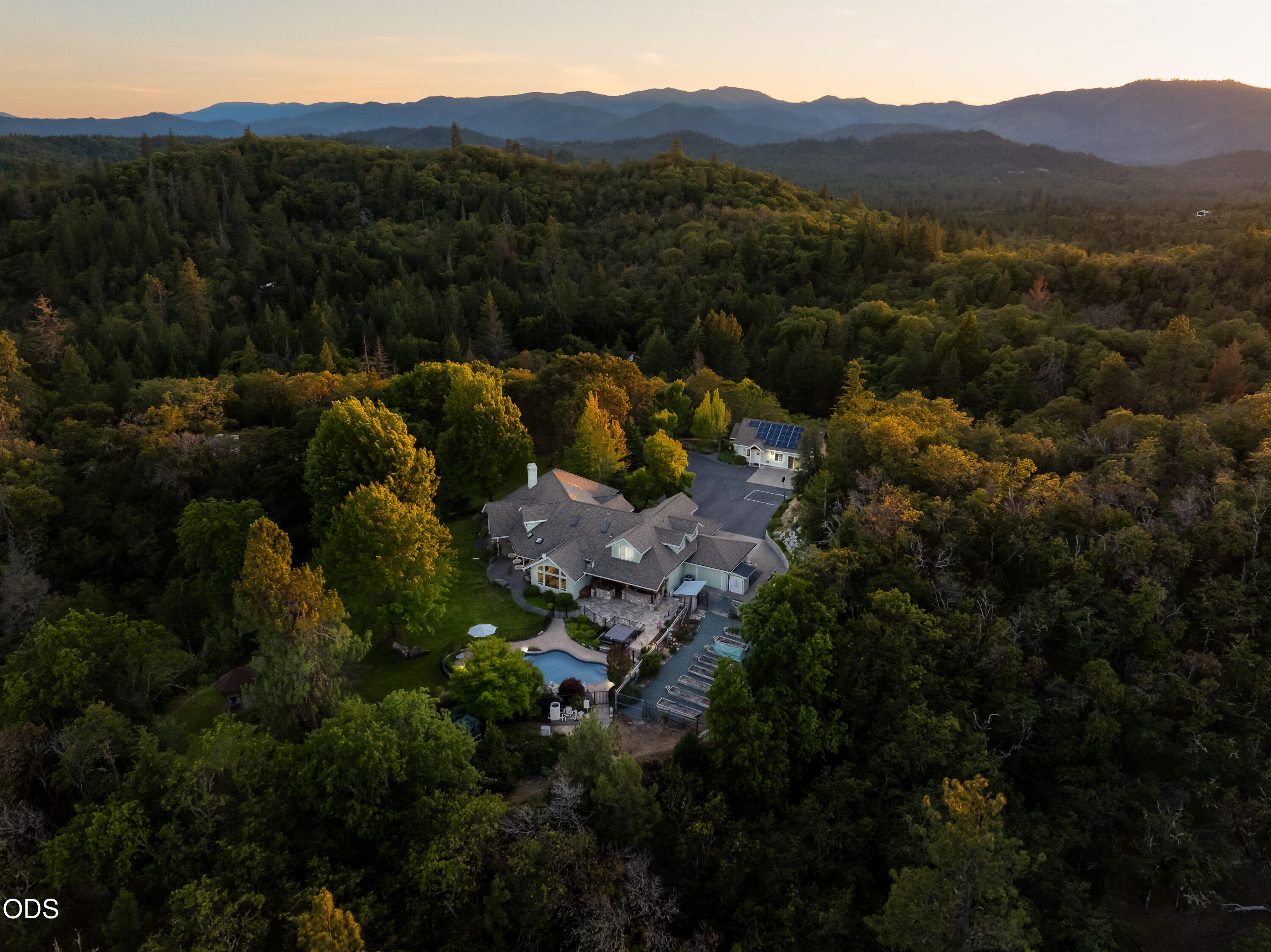 1117 Peco Road Grants Pass, OR 97526 - Photo 2 of 75 TWILIGHT (1 of 5)