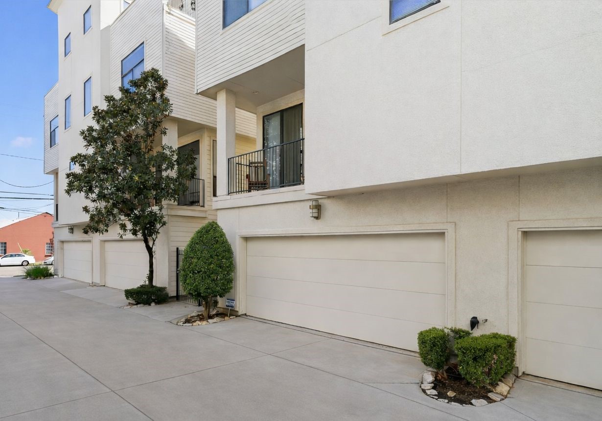 2529 Rusk Street Houston, TX 77003 - Photo 23 of 23 Private drive to the townhome