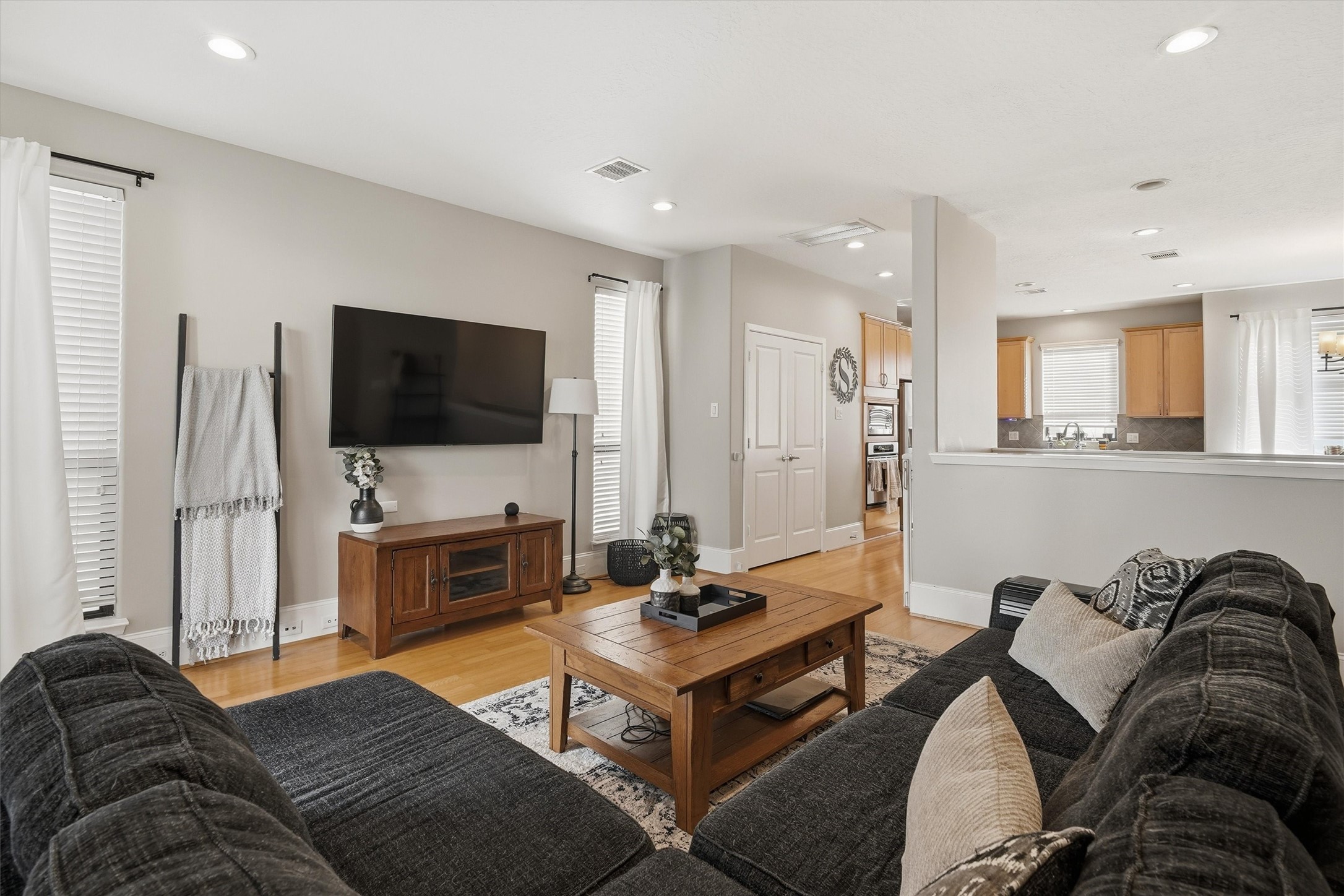 2529 Rusk Street Houston, TX 77003 - Photo 3 of 23 Open-concept living and dining area