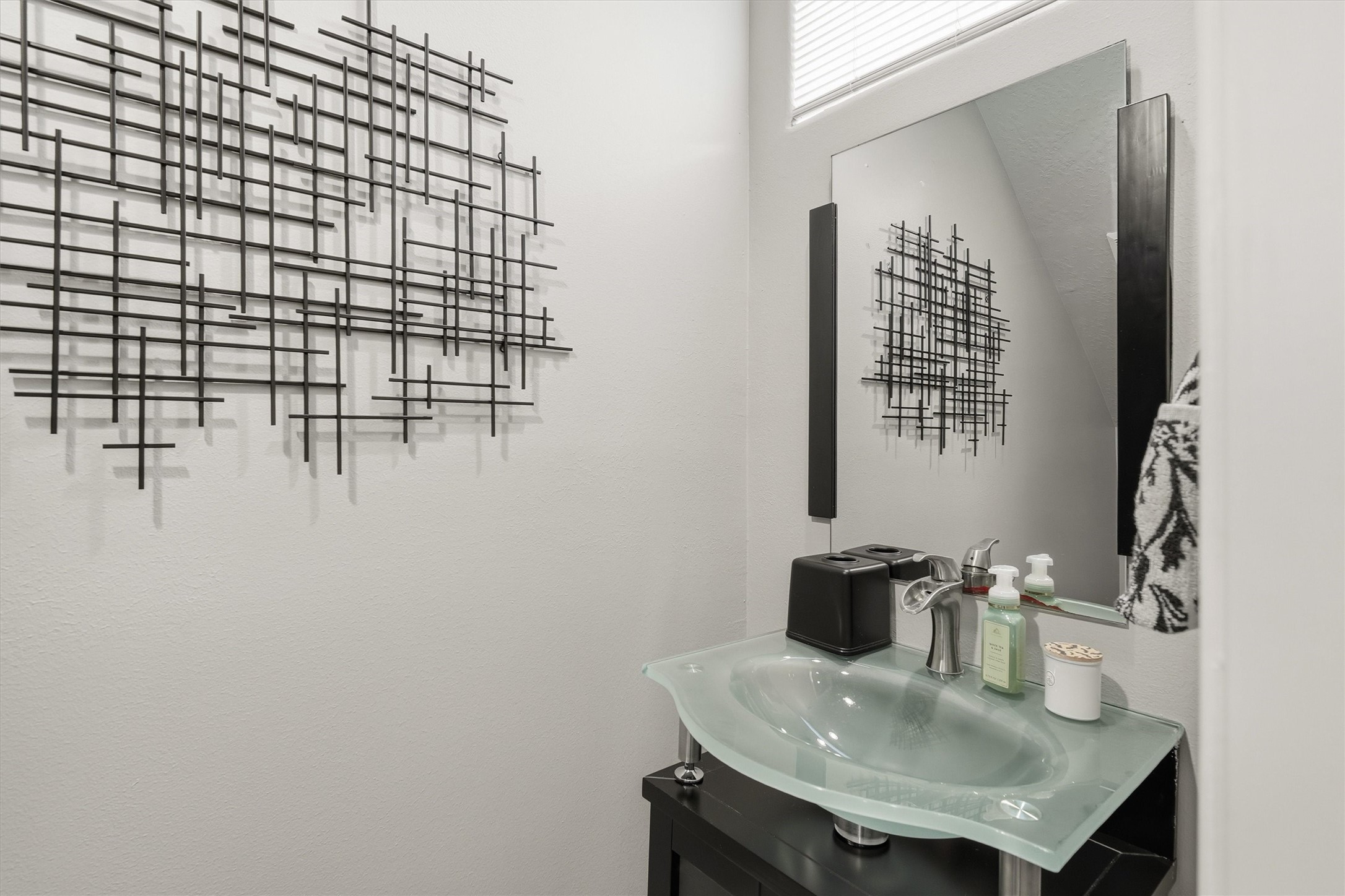 2529 Rusk Street Houston, TX 77003 - Photo 10 of 23 Modern half bath