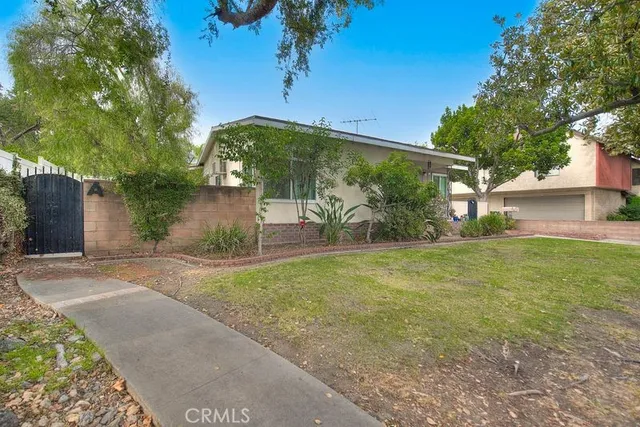 a view of a back yard of the house