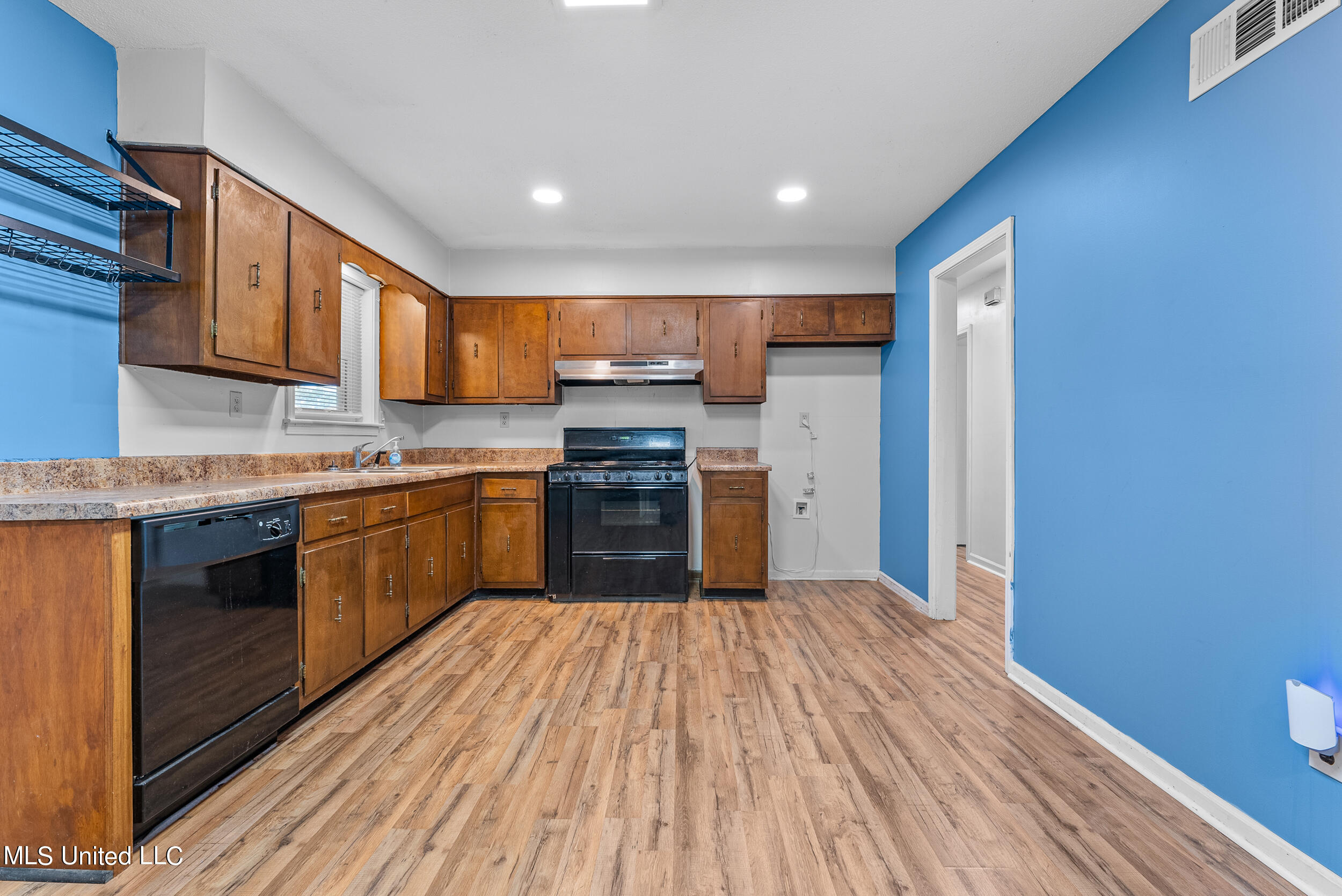 6795 Pinehurst Road Horn Lake, MS 38637 - Photo 12 of 20 Kitchen