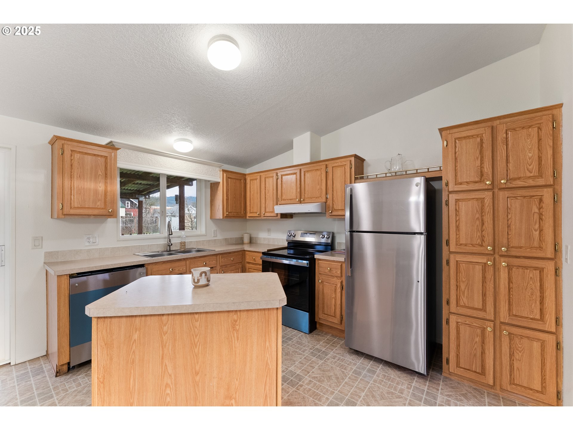 105 I Street Riddle, OR 97469 - Photo 11 of 42 Kitchen