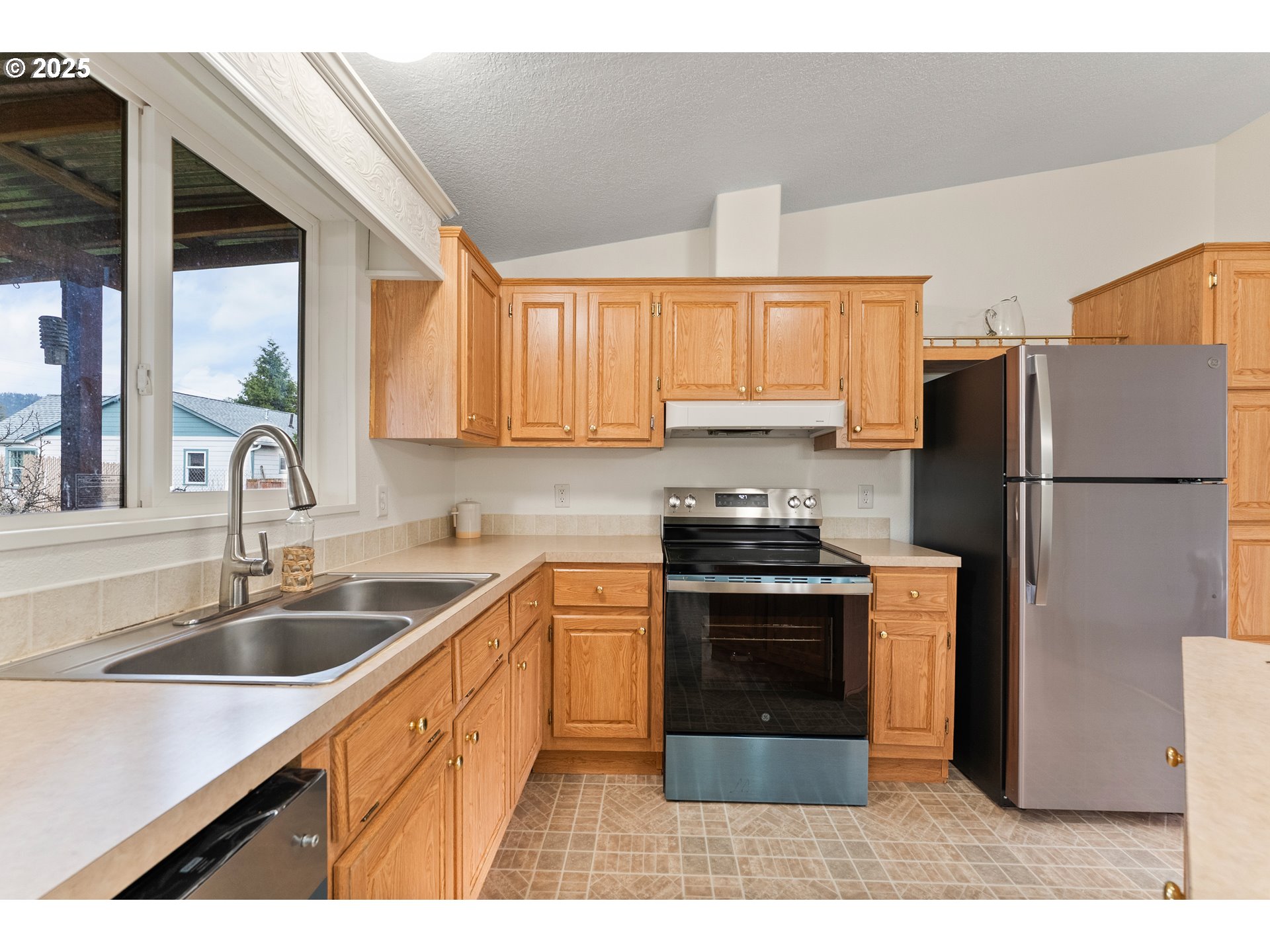 105 I Street Riddle, OR 97469 - Photo 13 of 42 Kitchen