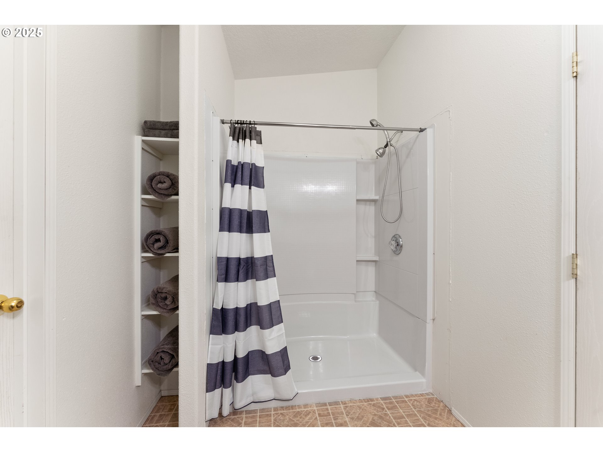 105 I Street Riddle, OR 97469 - Photo 18 of 42 Primary Bedroom