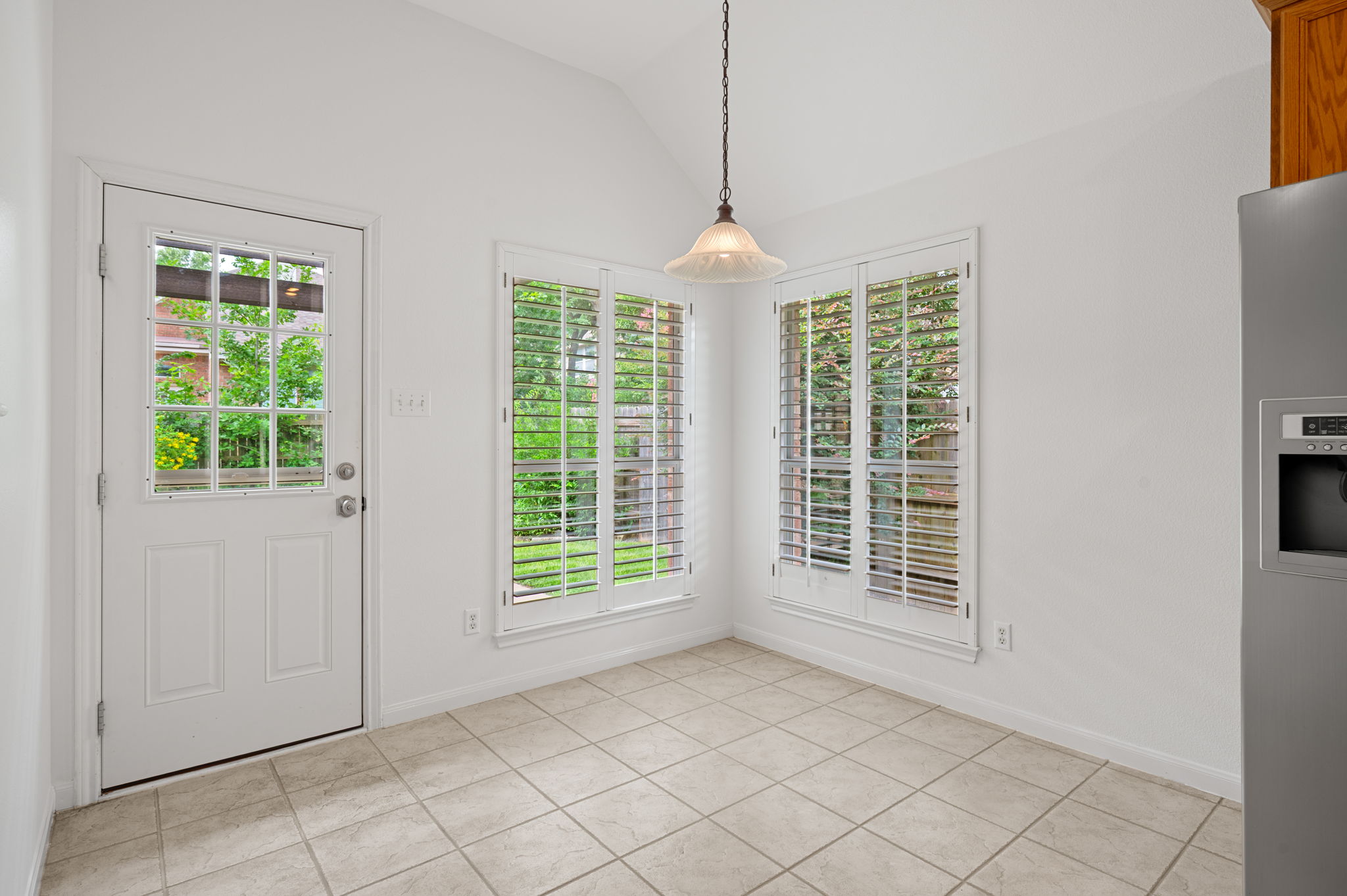 9201 La Siesta Bend Austin, TX 78749 - Photo 15 of 37 a view of an empty room with windows