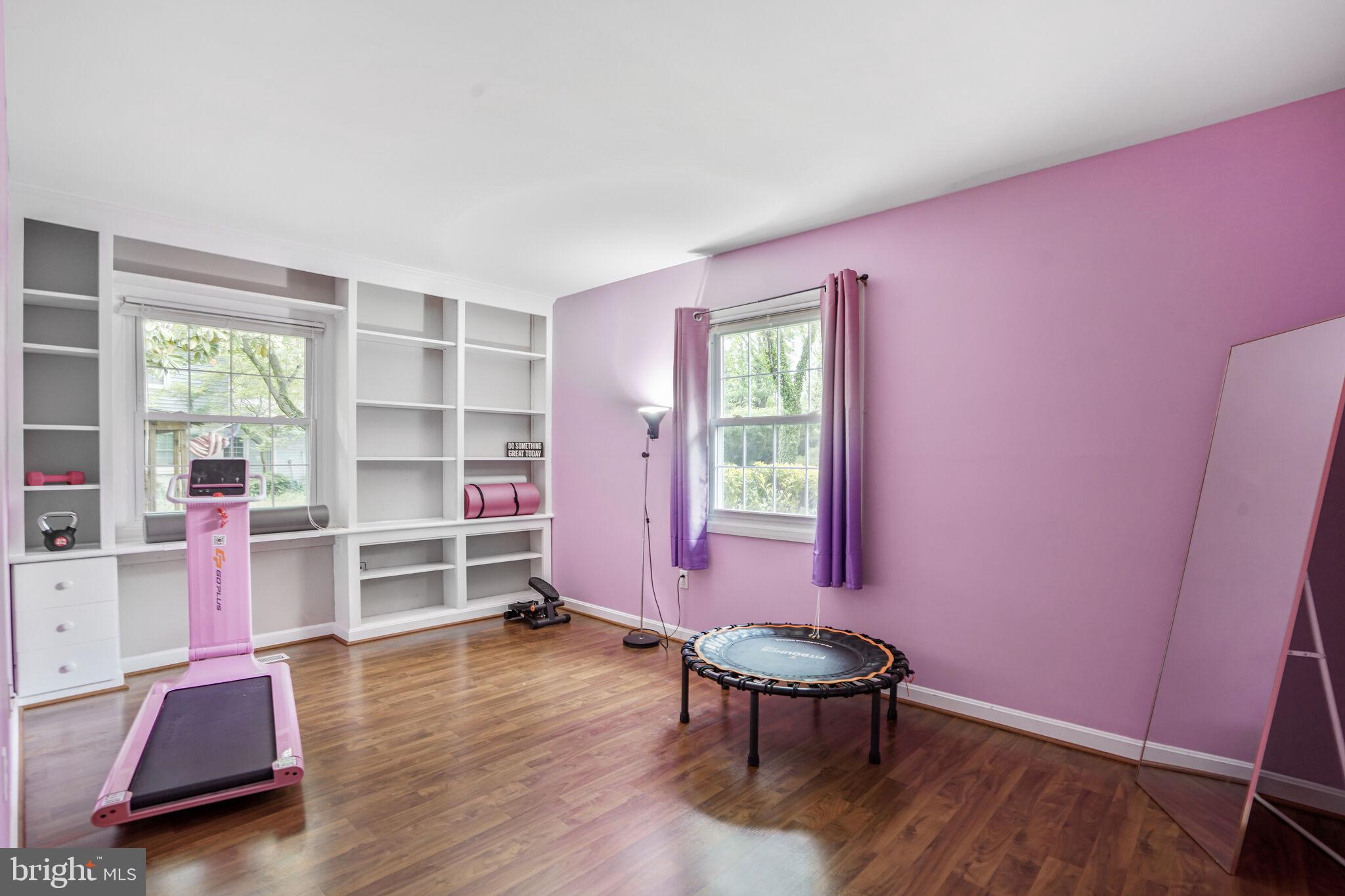 13030 Maple View Lane Fairfax, VA 22033 - Photo 18 of 30 a livingroom with a workspace