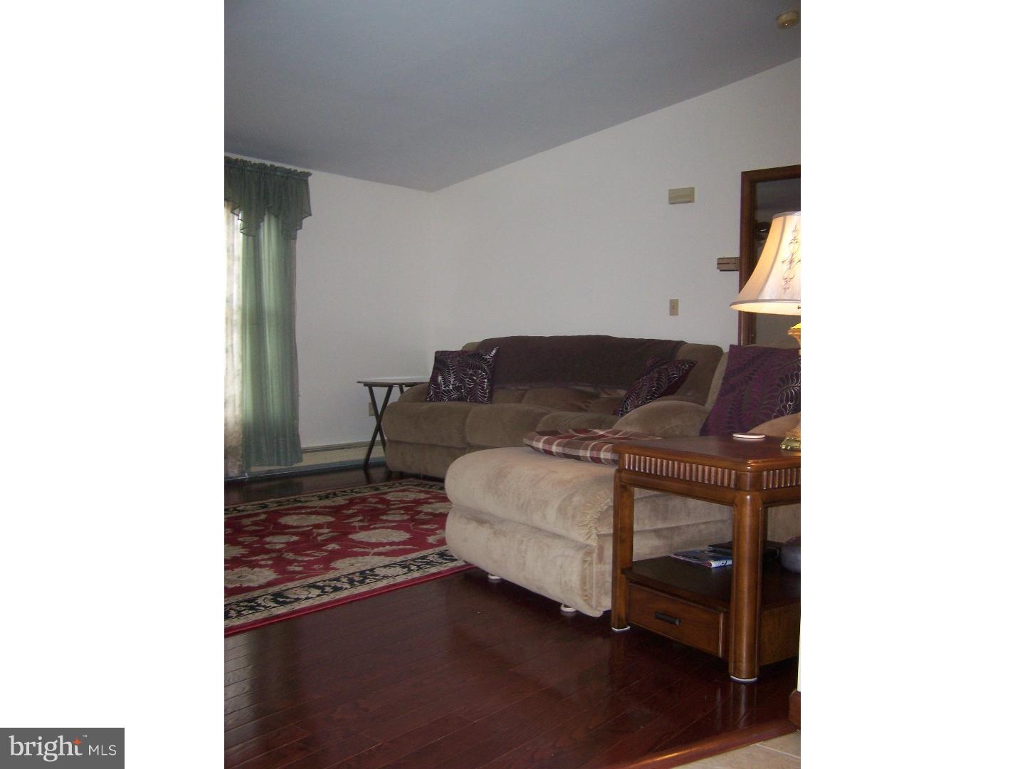 95 Mansfield Road East Columbus, NJ 08022 - Photo 3 of 25 Living Room