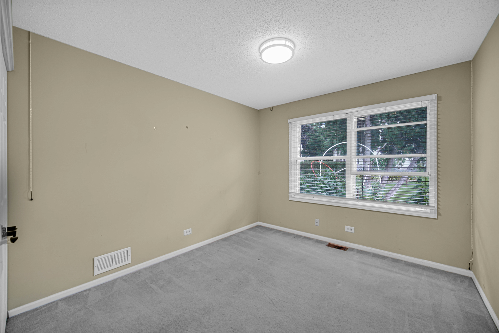 933 Shambliss Lane Buffalo Grove, IL 60089 - Photo 22 of 29 an empty room with a window
