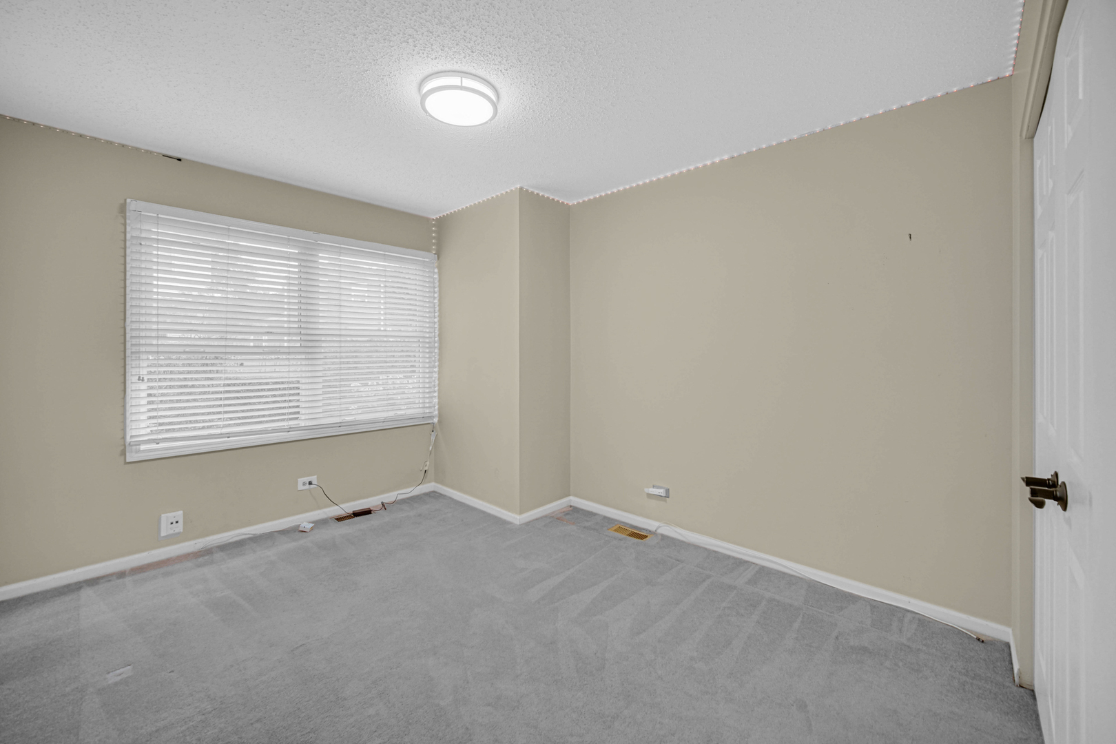 933 Shambliss Lane Buffalo Grove, IL 60089 - Photo 23 of 29 an empty room with windows