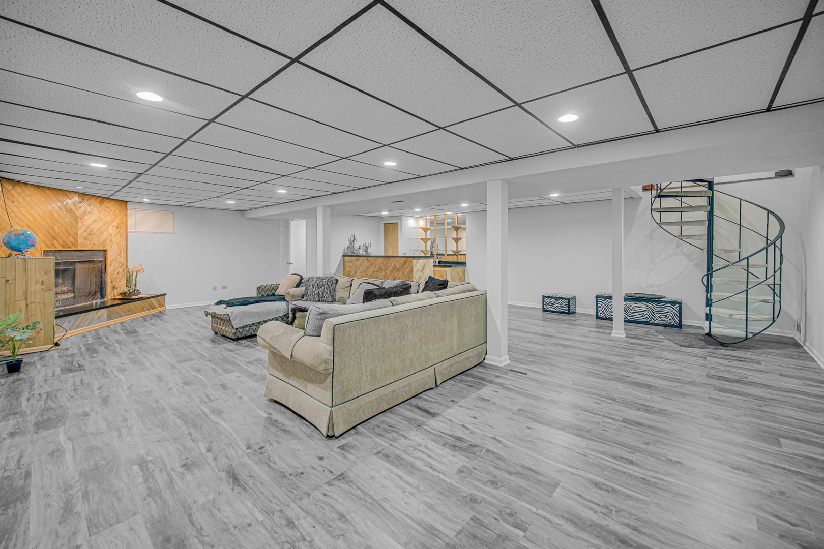 933 Shambliss Lane Buffalo Grove, IL 60089 - Photo 7 of 29 a living room with furniture and kitchen view