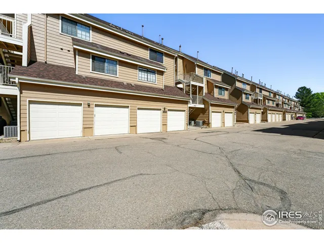 a view of a tennis court