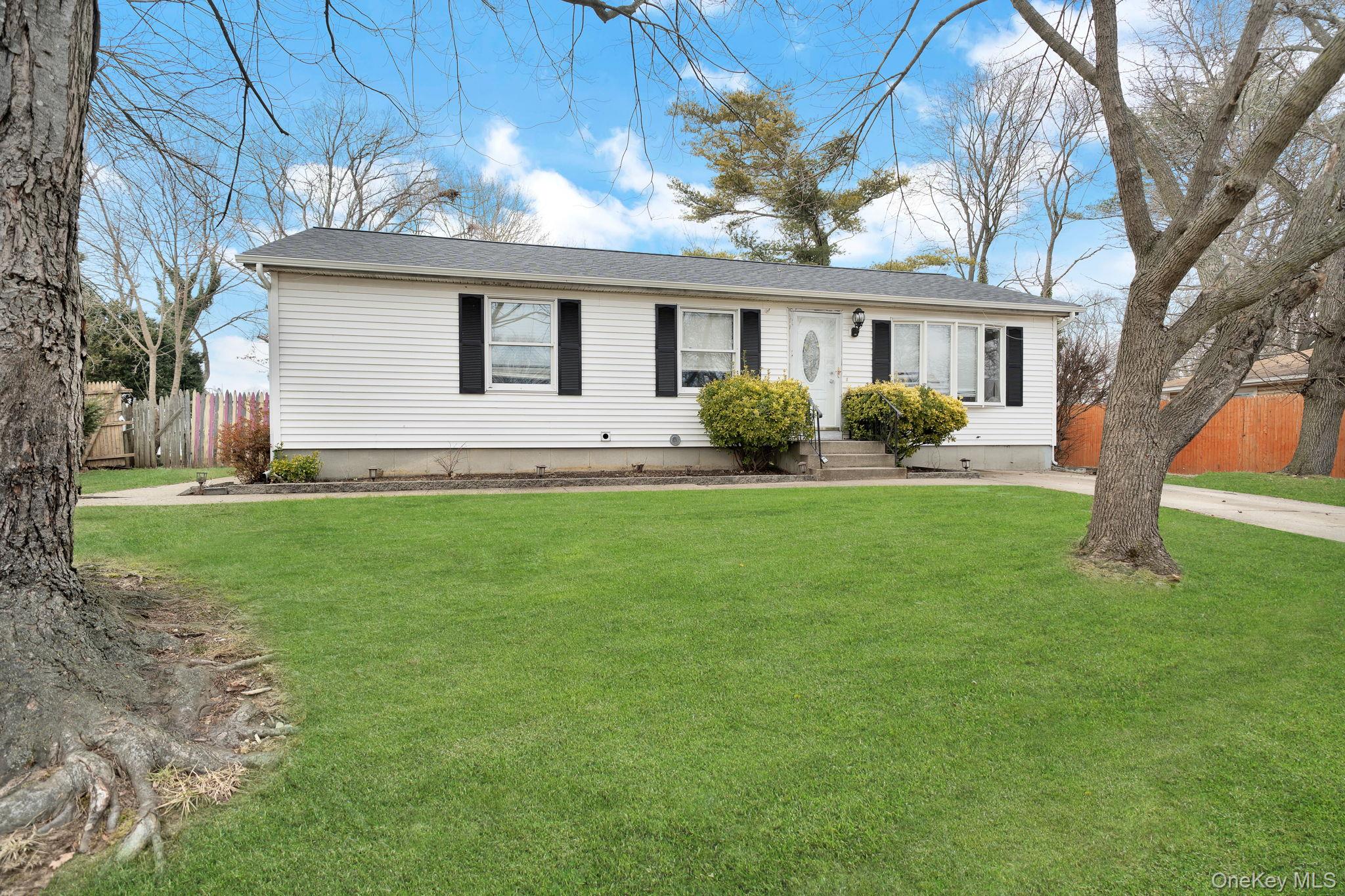 7 Kristin Court Bay Shore, NY 11706 - Photo 2 of 14 View of single story home