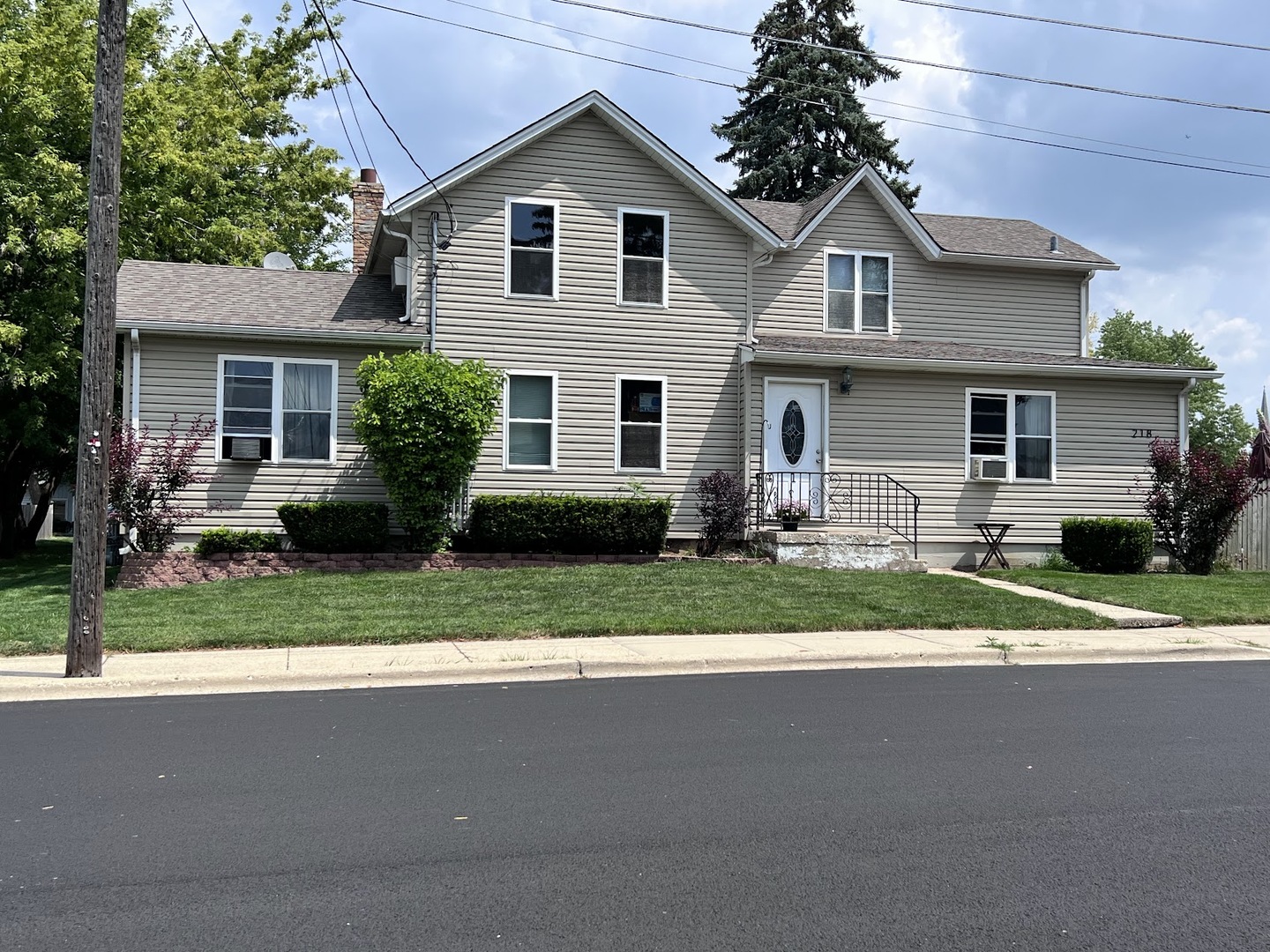 218 South Church Street, Unit 4 Wauconda, IL 60084 - Photo 1 of 11 a front view of a house with a yard and porch