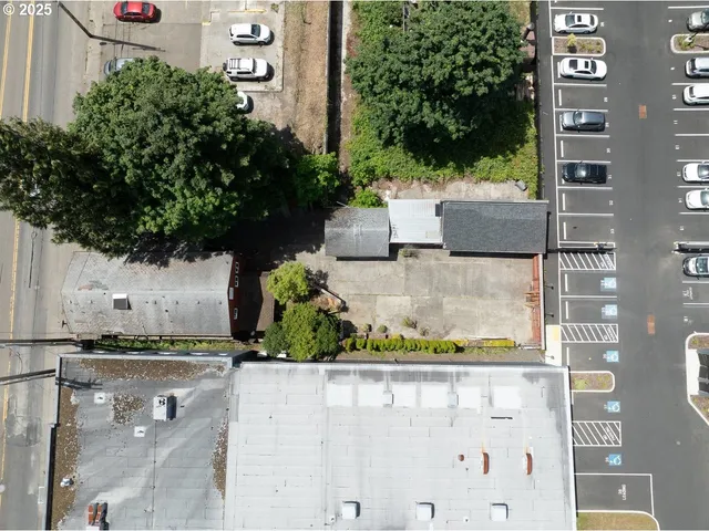 a view of house with small yard