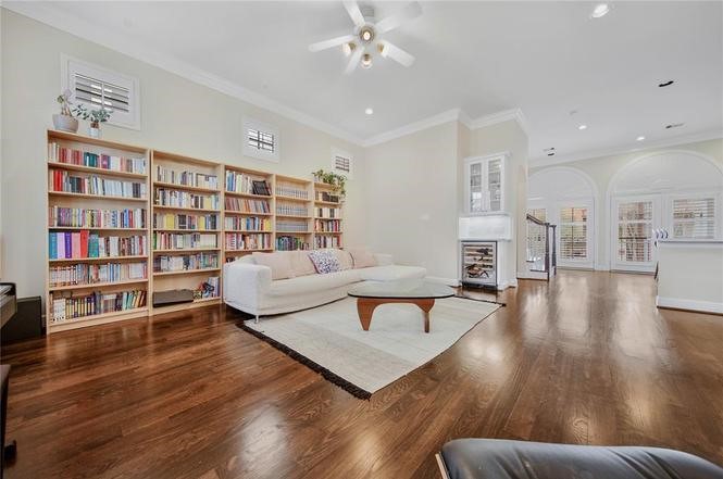 602 Knox Street Houston, TX 77007 - Photo 9 of 26 Living Room :: 2
