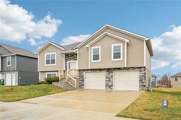 $379,900 | 1004 Northwest High View Drive, Grain Valley, MO 64029