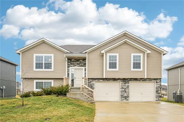 $379,900 | 1004 Northwest High View Drive, Grain Valley, MO 64029