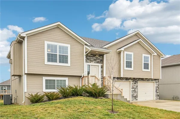 $379,900 | 1004 Northwest High View Drive, Grain Valley, MO 64029