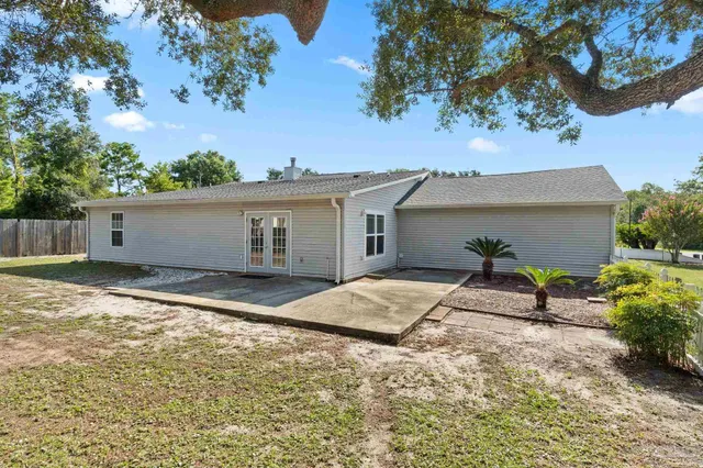 a view of backyard of the house
