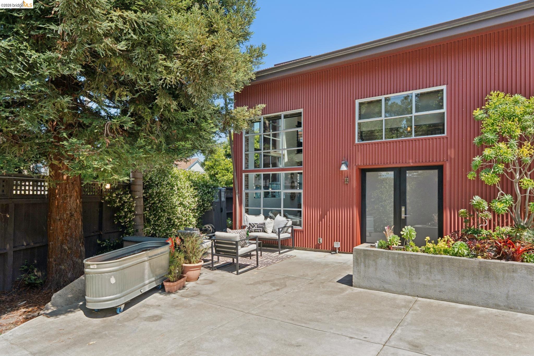 829 21st Street, Unit 1 Oakland, CA 94607 - Photo 37 of 46 a view of an outdoor sitting area with brick walls