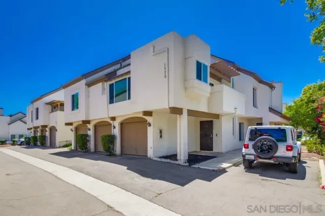 a view of entryway with a garage
