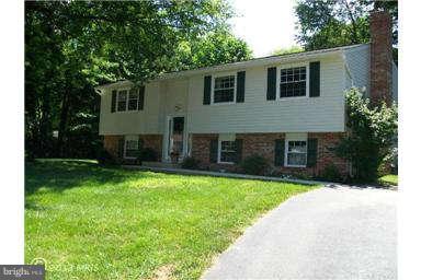 2801 Logway Road Vienna, VA 22181 - Photo 2 of 5 a front view of house with yard and green space