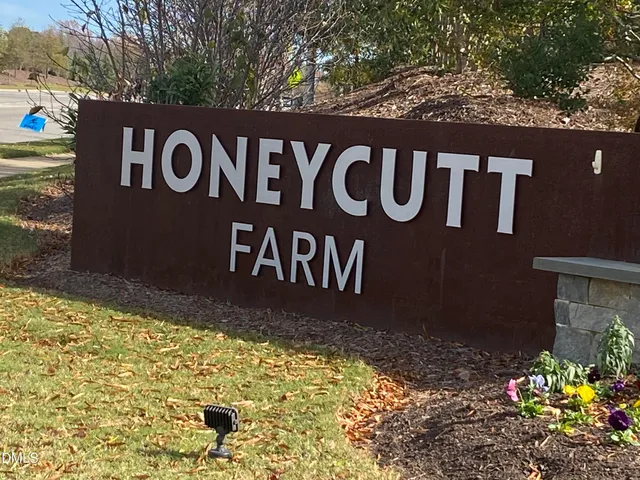 a street sign that is on a brick wall