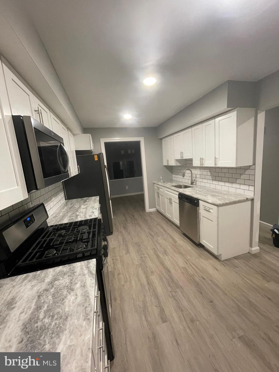 907 Clover Place Warminster, PA 18974 - Photo 3 of 16