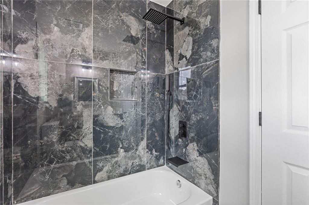 1164 Red Oak Cove Tucker, GA 30084 - Photo 15 of 24 a bathroom with a bathtub