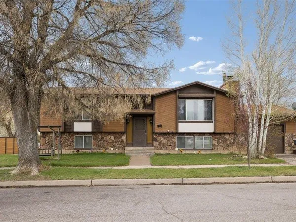 $329,500 | 425 7th Street, Evanston, WY 82930