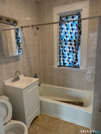 $2,200 | 429 Summit Street, Hartford, CT 06106