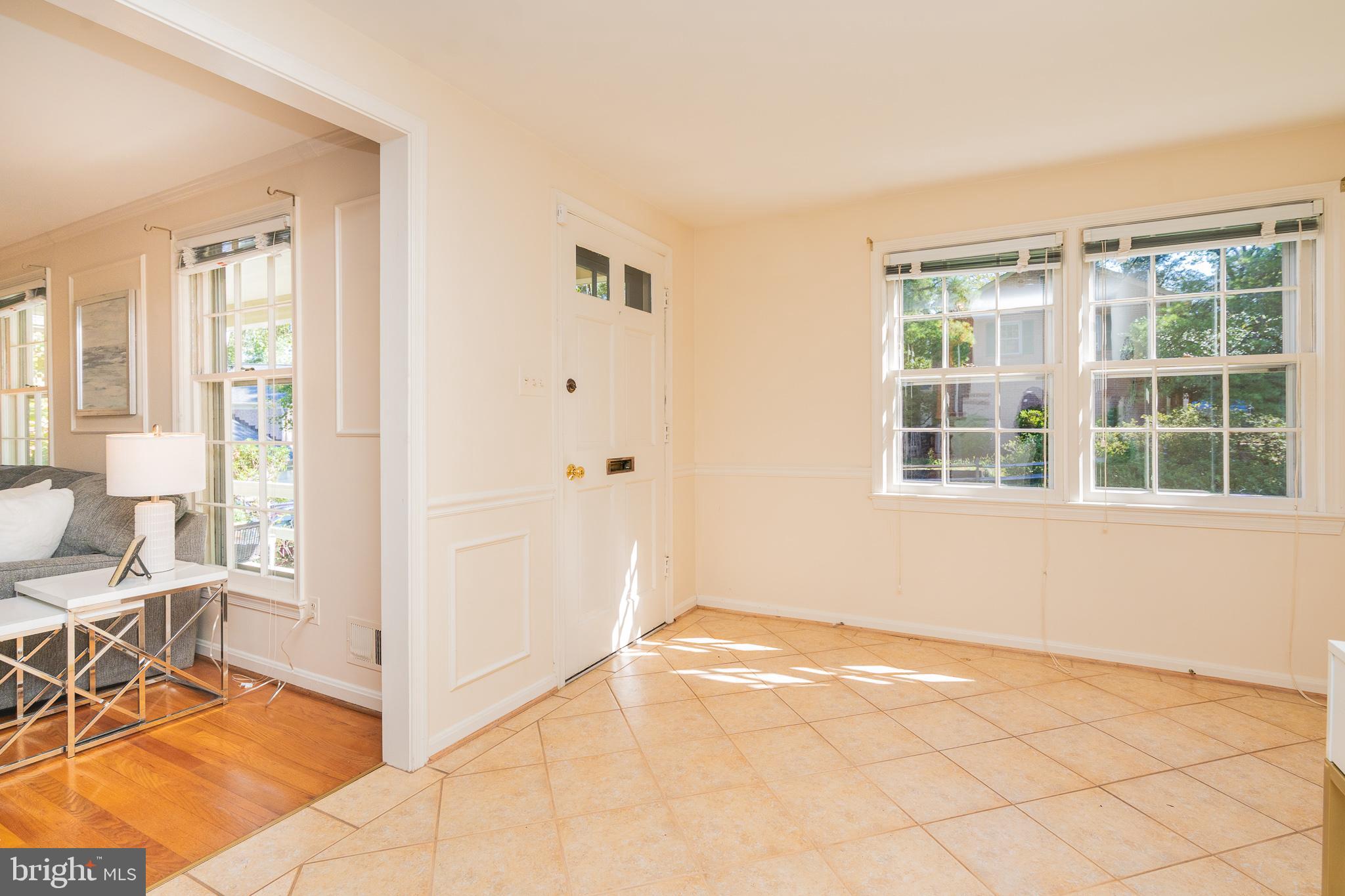 18916 Diary Road Montgomery Village, MD 20886 - Photo 6 of 56 Foyer 2