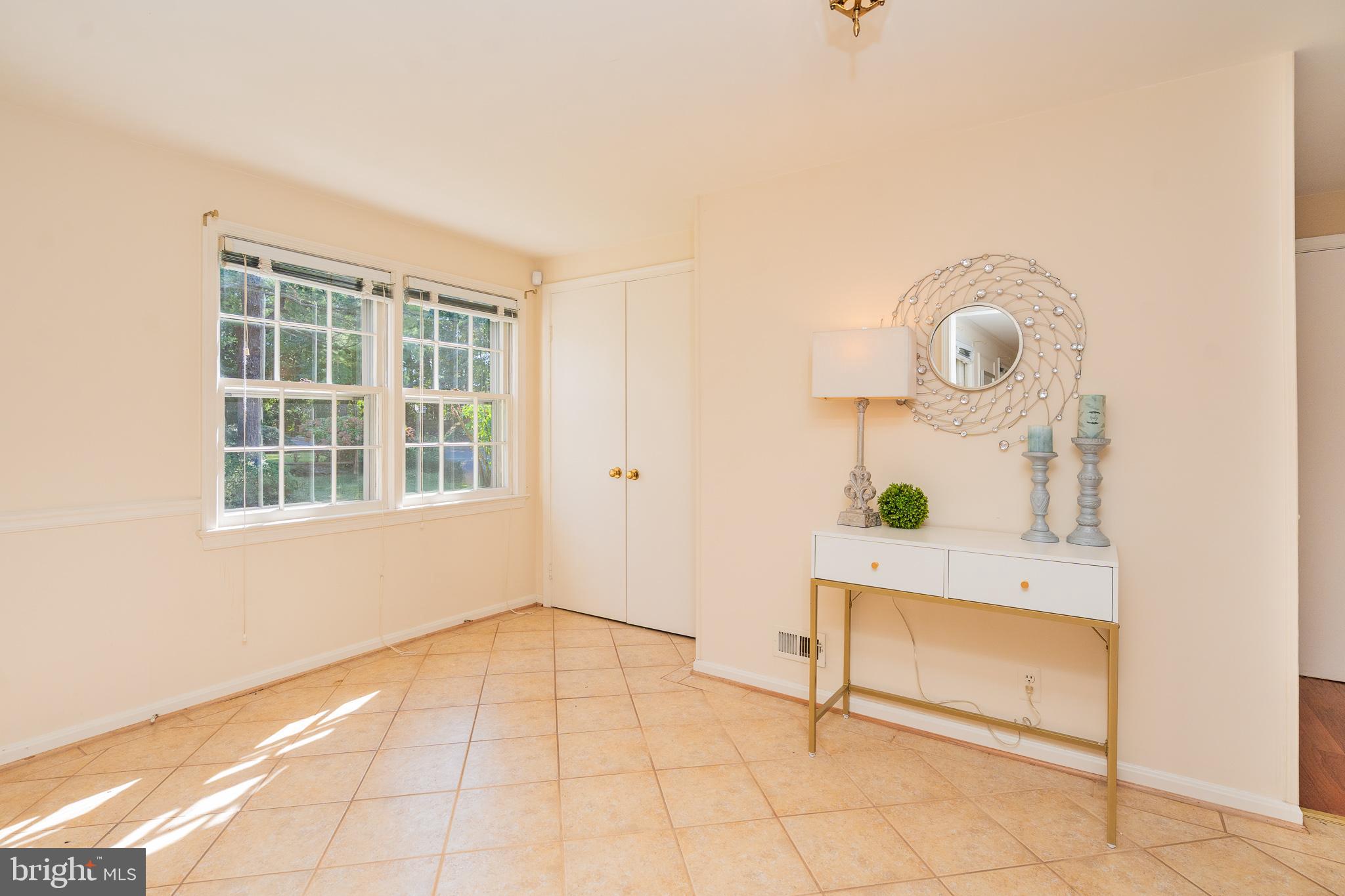18916 Diary Road Montgomery Village, MD 20886 - Photo 7 of 56 Foyer 3
