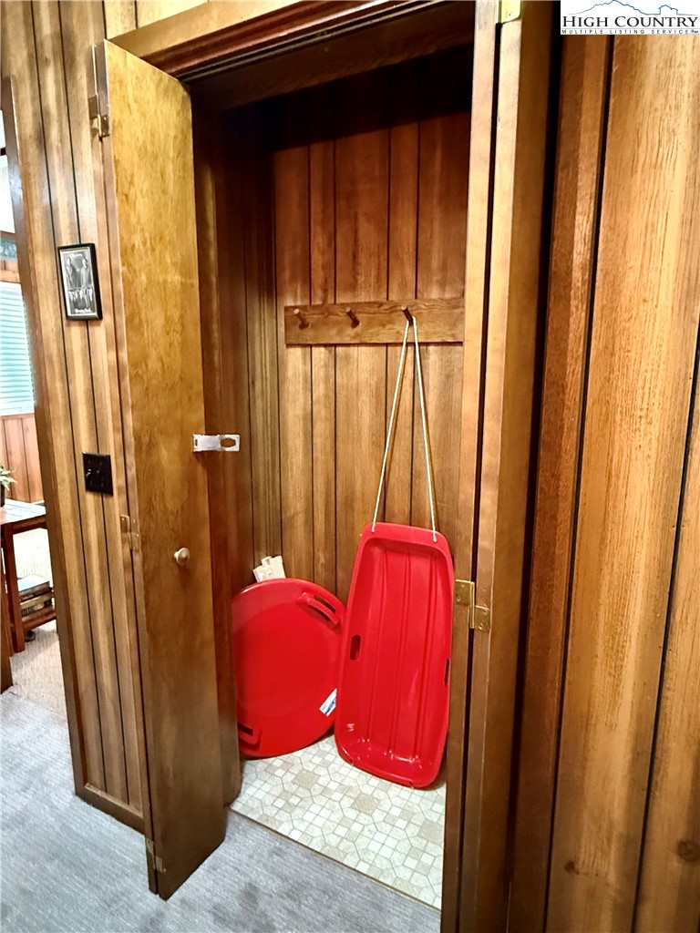 301 Pinnacle Inn Road, Unit 2201 Beech Mountain, NC 28604 - Photo 23 of 40 a bathroom with a tub and shower curtain