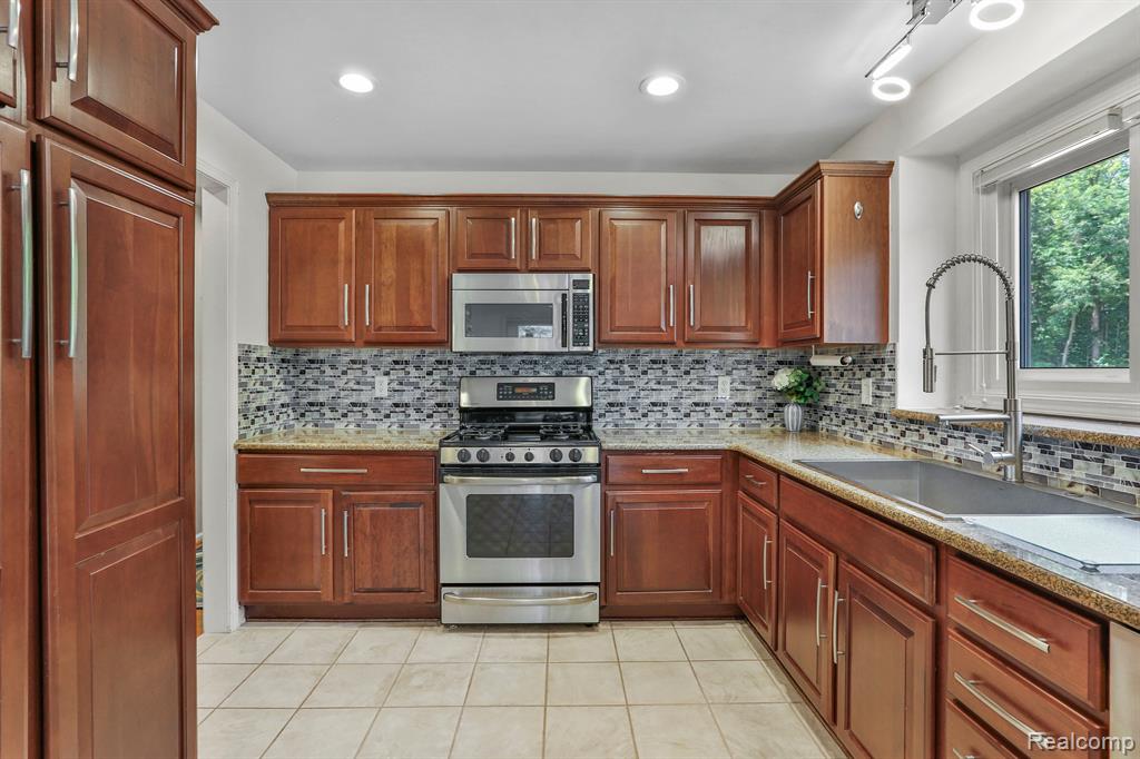 3462 Cascade Circle Rochester Hills, MI 48307 - Photo 10 of 33