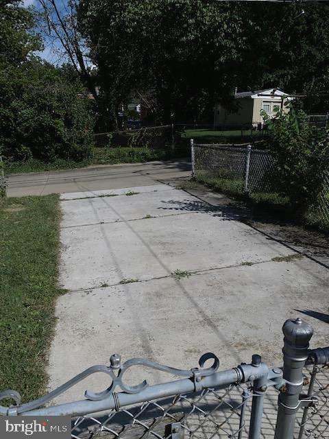 8427 Water Oak Road Baltimore, MD 21234 - Photo 22 of 25 Driveway