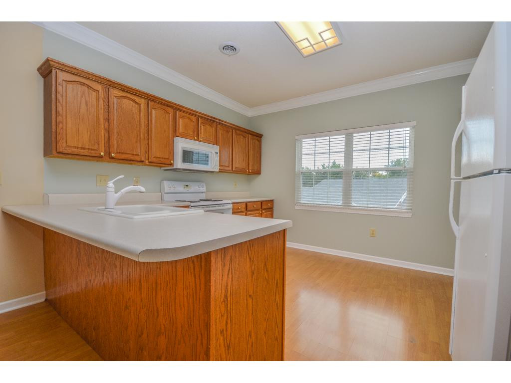 148 East Ravine Road, Unit 148 Kingsport, TN 37660 - Photo 6 of 23 Kitchen