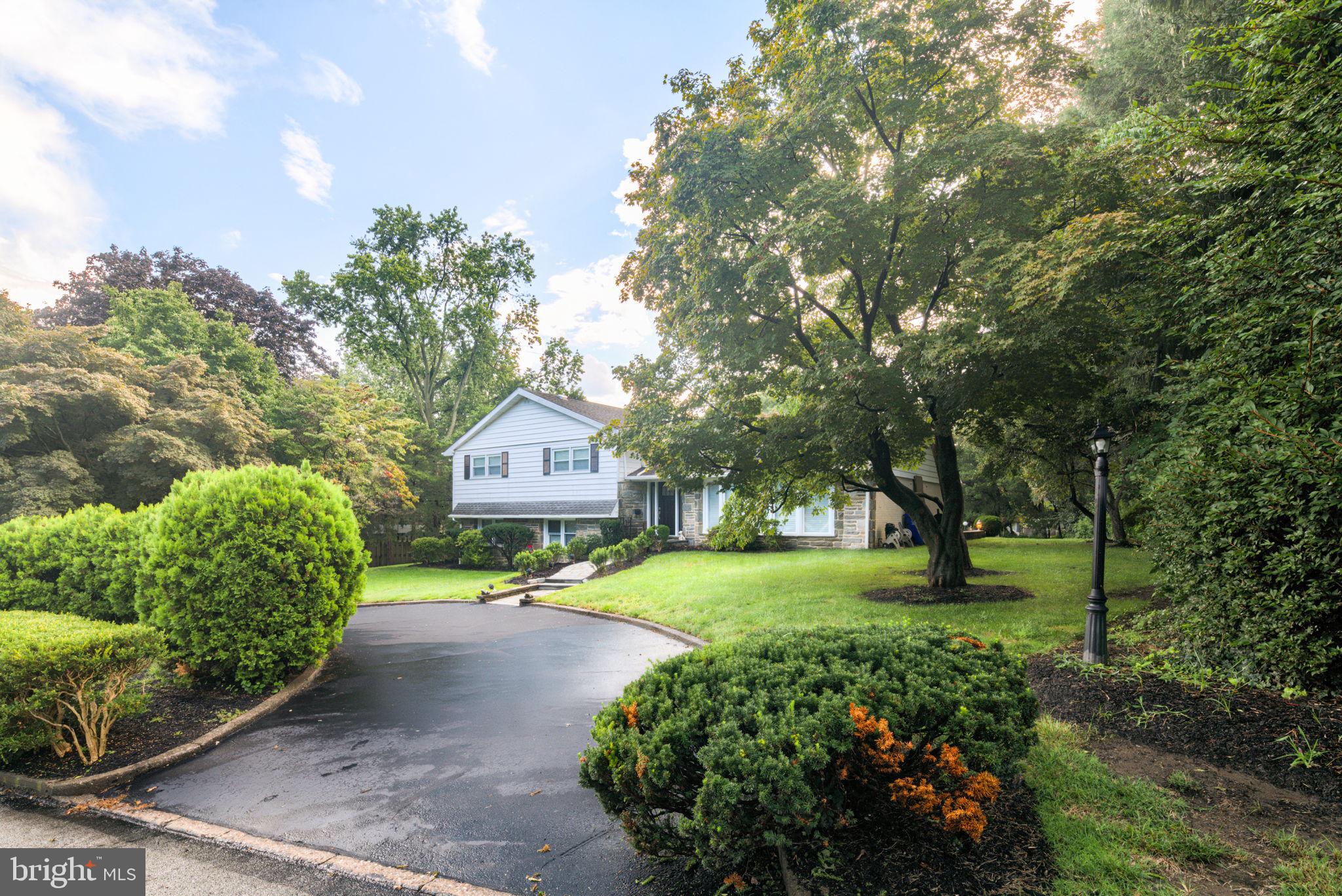 7908 Rolling Green Road Cheltenham, PA 19012 - Photo 4 of 35 Exterior Front w/ Circular Driveway