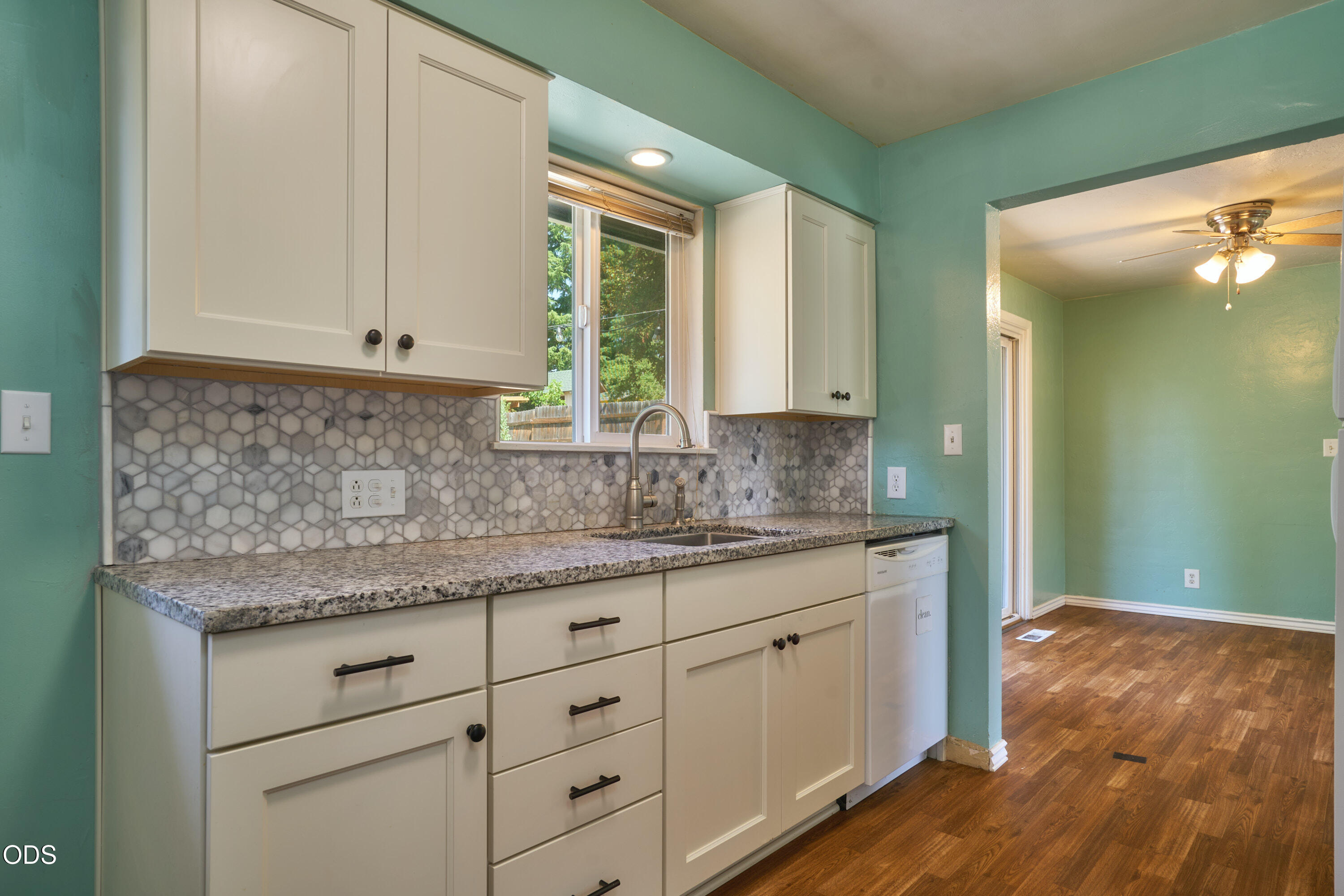 340 Sutter Avenue Medford, OR 97504 - Photo 9 of 27