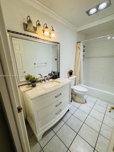 3356 Northeast 33rd Street, Unit 6 Fort Lauderdale, FL 33308 - Photo 7 of 21 a bathroom with a sink and a mirror