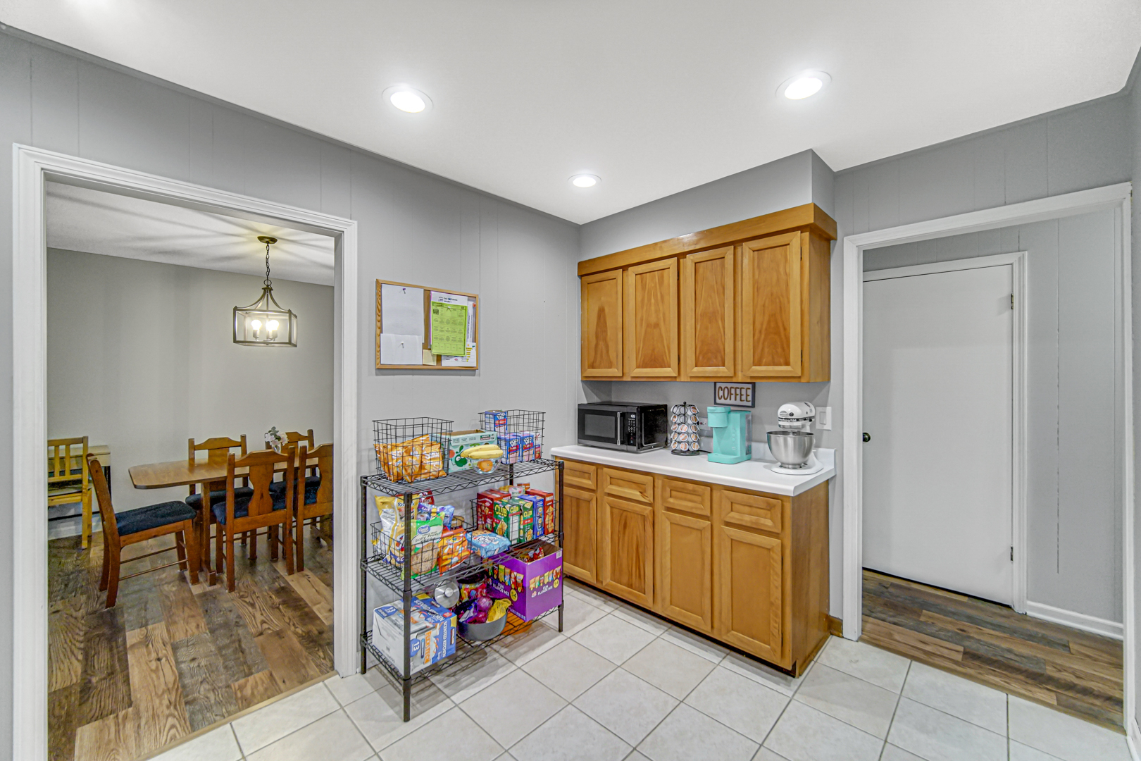 369 Hickory Road Lake Zurich, IL 60047 - Photo 7 of 25 a very nice looking room with many windows