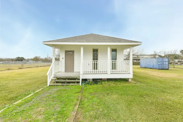 a view of a house with backyard porch and garden