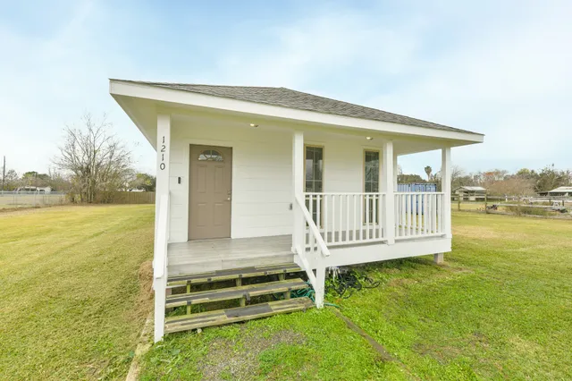 a view of a house with a backyard
