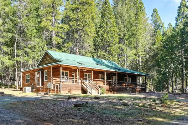 a view of a yard in front of house